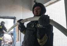 Через авіаудар РФ по прикордонню Сумської області спалахнула масштабна пожежа, є жертви