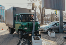 На вулиці Січових Стрільців у Дніпрі вантажівка зіткнулась з Renault та вʼїхала у світлофор: подробиці