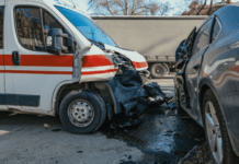 На вулиці Антоновича у Дніпрі водій Volkswagen врізався в «швидку»