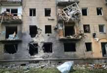 Влада: через нічний удар РФ по Херсону загинула жінка, частина міста залишилася без електрики