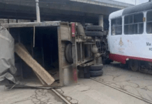 У Кам’янському «ГАЗель» зіштовхнулась з трамваєм та перекинулась на бік