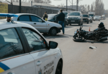 На вулиці Нечуя-Левицького у Дніпір зіткнулись Daewoo та мотоцикліст: подробиці