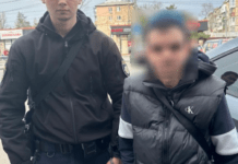 За крадіжки з магазинів поліцейські Дніпра повідомили про підозру 33-річному містянину