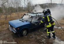 У Дніпровському районі спалахнув ВАЗ: водія госпіталізовано до лікарні