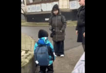 Змушувала дітей ставати на коліна: на Дніпропетровщині зафіксували випадок булінгу