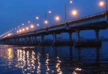 «Втомився жити»: у Дніпрі чоловік намагався стрибнути з Центрального мосту