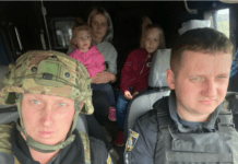 Поліцейські допомогли виїхати з прифронтової Синельниківщини мамі з трьома дітками