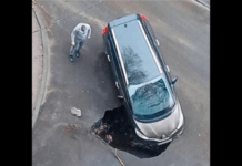 На вулиці Петра Полтави у Дніпрі утворилось величезне провалля: деталі