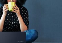 Ноутбук може перегрітися або навіть вийти з ладу: 5 місць, куди його краще не ставити