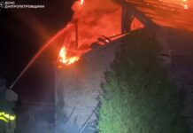 У Нікополі через ворожий обстріл зайнявся житловий будинок