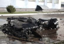 У ДСНС показали уламки російського дрона, які впали біля школи в Києві