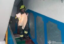 У Дніпрі надзвичайники врятували дитину під час ліквідації пожежі у багатоповерхівці
