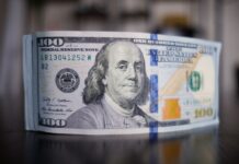 НБУ за останній місяць скоротив продаж валюти з резервів і знизив курс долара