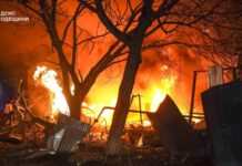 Атака БПЛА: в Одесі горить приватний будинок, склад і резервуар з пальним – влада