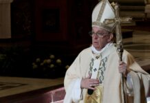 “Війна здається ще абсурднішою”. Папа Римський з лікарні закликав молитися за Україну