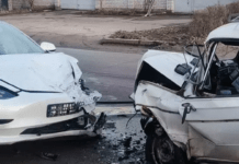 У Кам’янському зіткнулися ВАЗ і Tesla: одного з водіїв госпіталізували