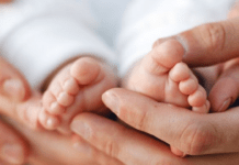 У Дніпрі жінка народила дитину у ванній кімнаті: породілля не перебувала на обліку в лікарів