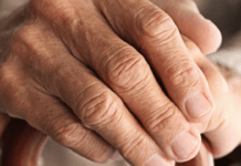 Мало не замерзла у власній оселі: на Дніпропетровщині поліція та небайдужі громадяни врятували пенсіонерку