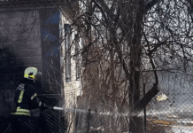 Вогонь зі сміття перекинувся на будівлю: у Самарському районі Дніпра горів будинок