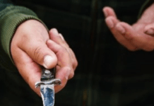 На Дніпропетровщині 17-річний хлопець напав з ножем на однолітка