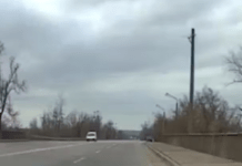 Сидів на краю і плакав: у Кривому Розі правоохоронці врятували чоловіка, який намагався стрибнути з мосту