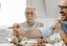 Чому не варто сидіти на куті стола: давні забобони та реальні пояснення