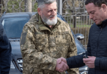 Мер Кам’янського передав захисникам автівку