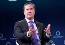 Скандал у США: Волц розповів, як помилково додав журналіста до чату Signal