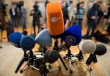 Директор підтвердив, що майже весь персонал “Голосу Америки” відсторонений