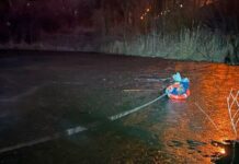 Опинився посеред дренажного каналу: у Кам’янському надзвичайники врятували чоловіка з крижаної пастки