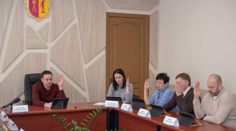 У Камʼянському пройшло чергове засідання виконкому міськради: які питання вирішувались