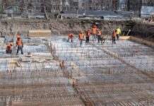 Мер Камʼянського перевірив хід будівництва укриттів у навчальних закладах