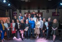 У Камʼянському напередодні Міжнародного дня театру привітали колектив театру ім. Лесі Українки з професійним святом