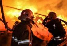 Внаслідок атаки РФ у Сумах спалахнула двоповерхова будівля: рятувальники ліквідували пожежу