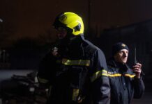 У Києві уламки дрона впали на дах житлового будинку