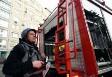 У центрі Києва провалилися дорога: рятувальники дістали три машини