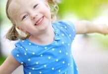 Тепло, але не жарко: як одягти дитину на весняну прогулянку