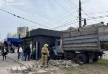 У Запоріжжі вантажівка в’їхала у продуктовий магазин: продавчиня та перехожий отримали травми