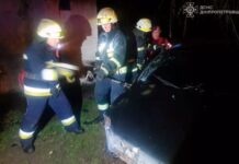 У Дніпрі внаслідок ДТП водія затисло всередині пошкодженого автомобіля
