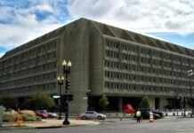 Співробітникам Мінохорони здоров’я США пропонують звільнення з одноразовою виплатою