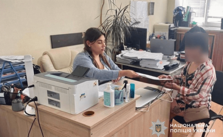 Ошукала роботодавця: поліція Дніпра викрила 27-річну зловмисницю