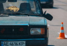 На вулиці Бандери у Дніпрі ВАЗ збив чоловіка