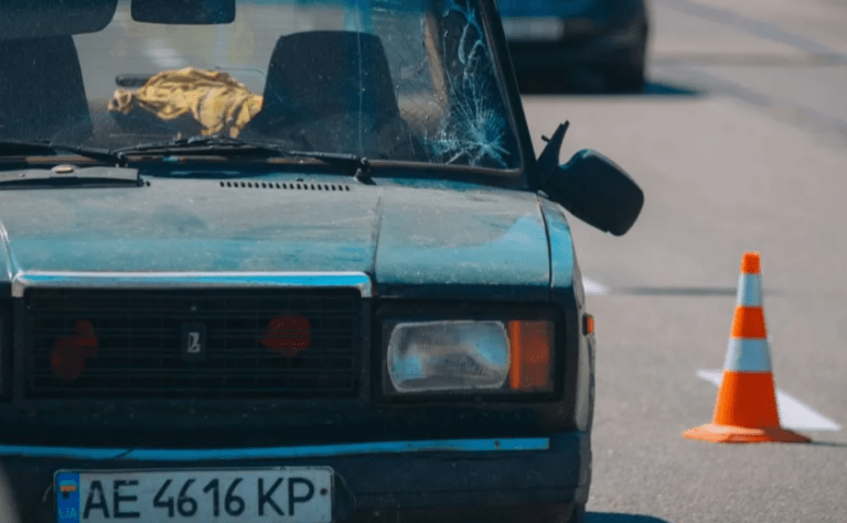 На вулиці Бандери у Дніпрі ВАЗ збив чоловіка