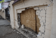 У Дніпрі водій BMW вʼїхав на швидкості у паркан ліцею: подробиці