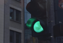 Від завтра в Україні зʼявляться смарагдові світлофори замість зелених