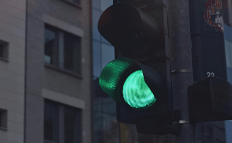 Від завтра в Україні зʼявляться смарагдові світлофори замість зелених