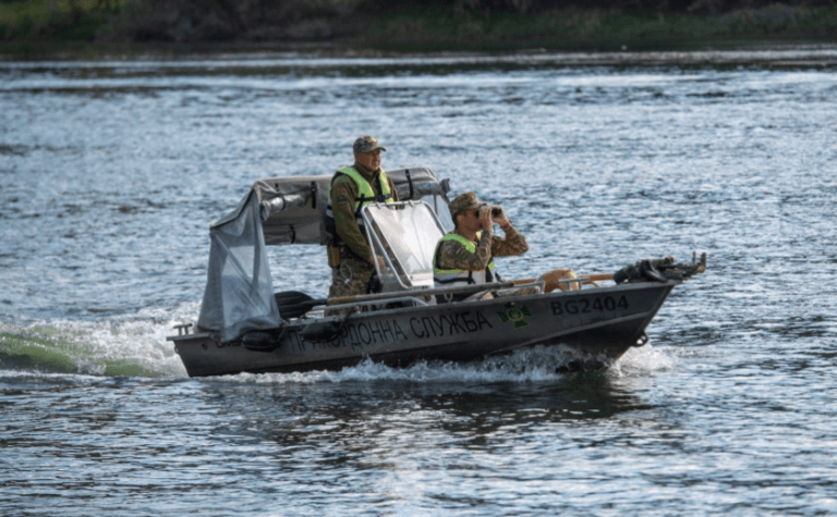 Нічна спроба втечі на акваскутері: на Вінниччині затримали порушника кордону з Дніпропетровської області
