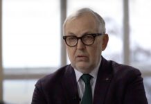 У Києві напали на відомого журналіста Юрія Макарова, він у лікарні: всі подробиці