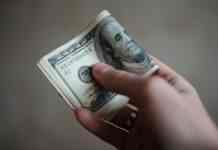 НБУ знижує курс долара шостий день поспіль