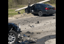 У Кам’янському BMW зіткнувся з Mazda, вилетів на узбіччя та зніс електроопору: подробиці ДТП